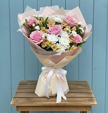 Букет цветов из:  Гвоздики, Орхидеи и Розы в Спасск-Дальнем