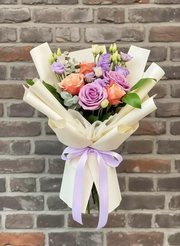 Букет цветов из: Лизиантусы и Розы в Спасск-Дальнем