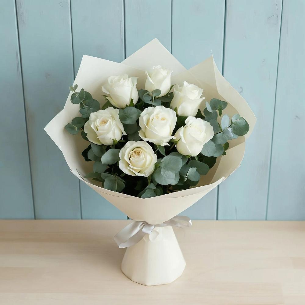Букет Белые розы в Эвкалипте в Спасск-Дальнем