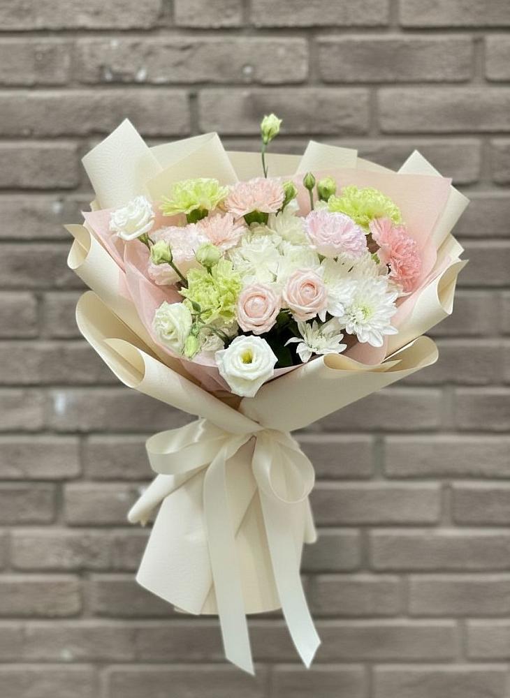 Букет цветов из: Гвоздики, Розы, Лизиантусы и Хризантемы в Спасск-Дальнем