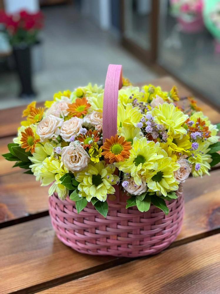 Цветочная композиция из Хризантемы и Розы в корзине в Спасск-Дальнем