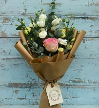 Букет цветов из:  Розы и Лизиантусы в Спасск-Дальнем